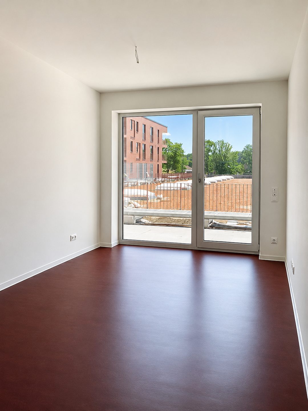 Heller, fertig gereinigter Raum mit großer Balkontür in Hamburg-Harburg