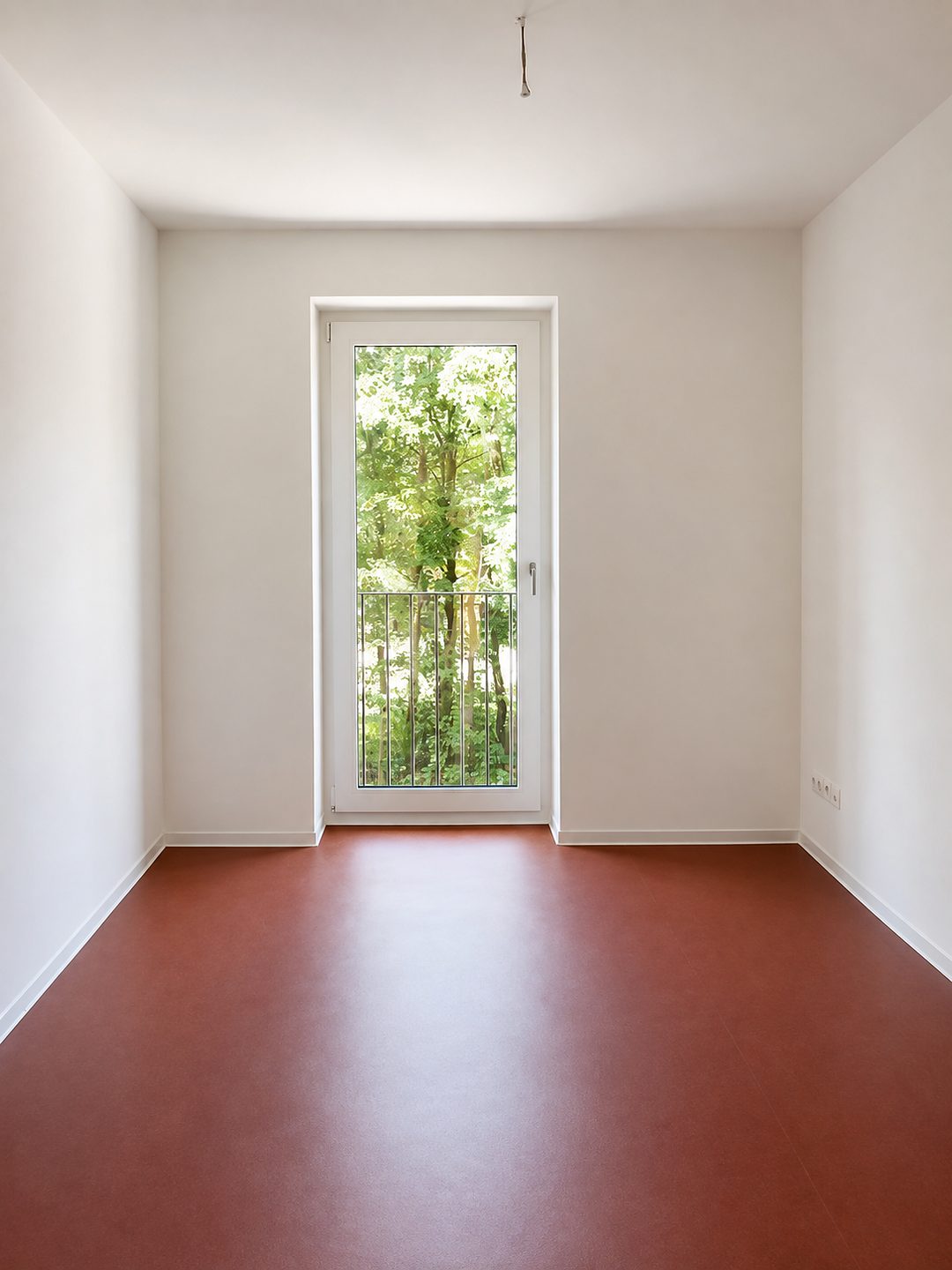 Leerer Wohnraum mit Blick ins Grüne nach der Bauendreinigung