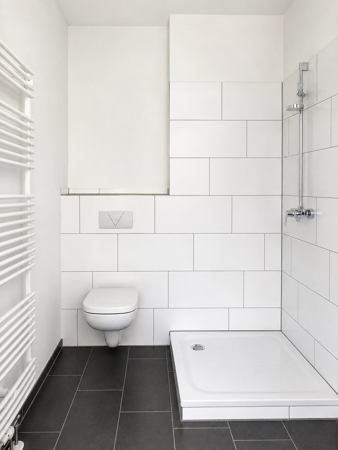Wand-WC neben einer bodengleichen Duschwanne