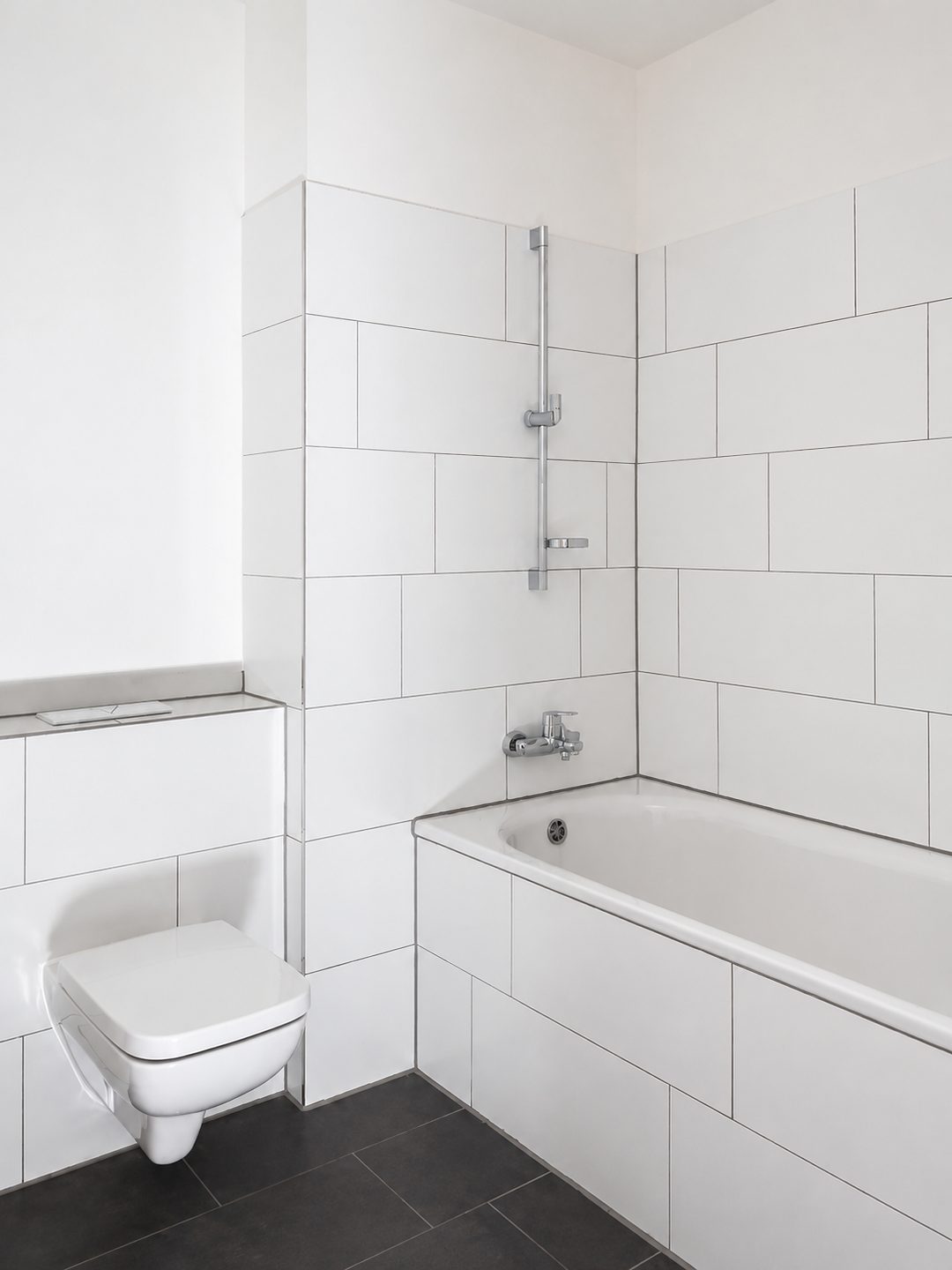 Badezimmer mit WC und Badewanne nach der Bauendreinigung