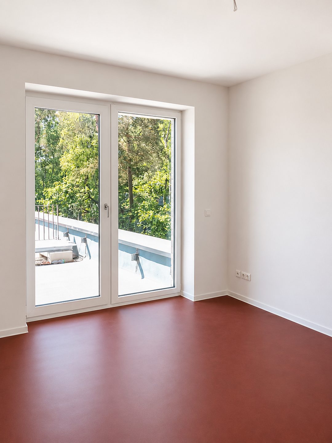 Wohnraum mit Zugang zur Terrasse nach Abschluss der Reinigung