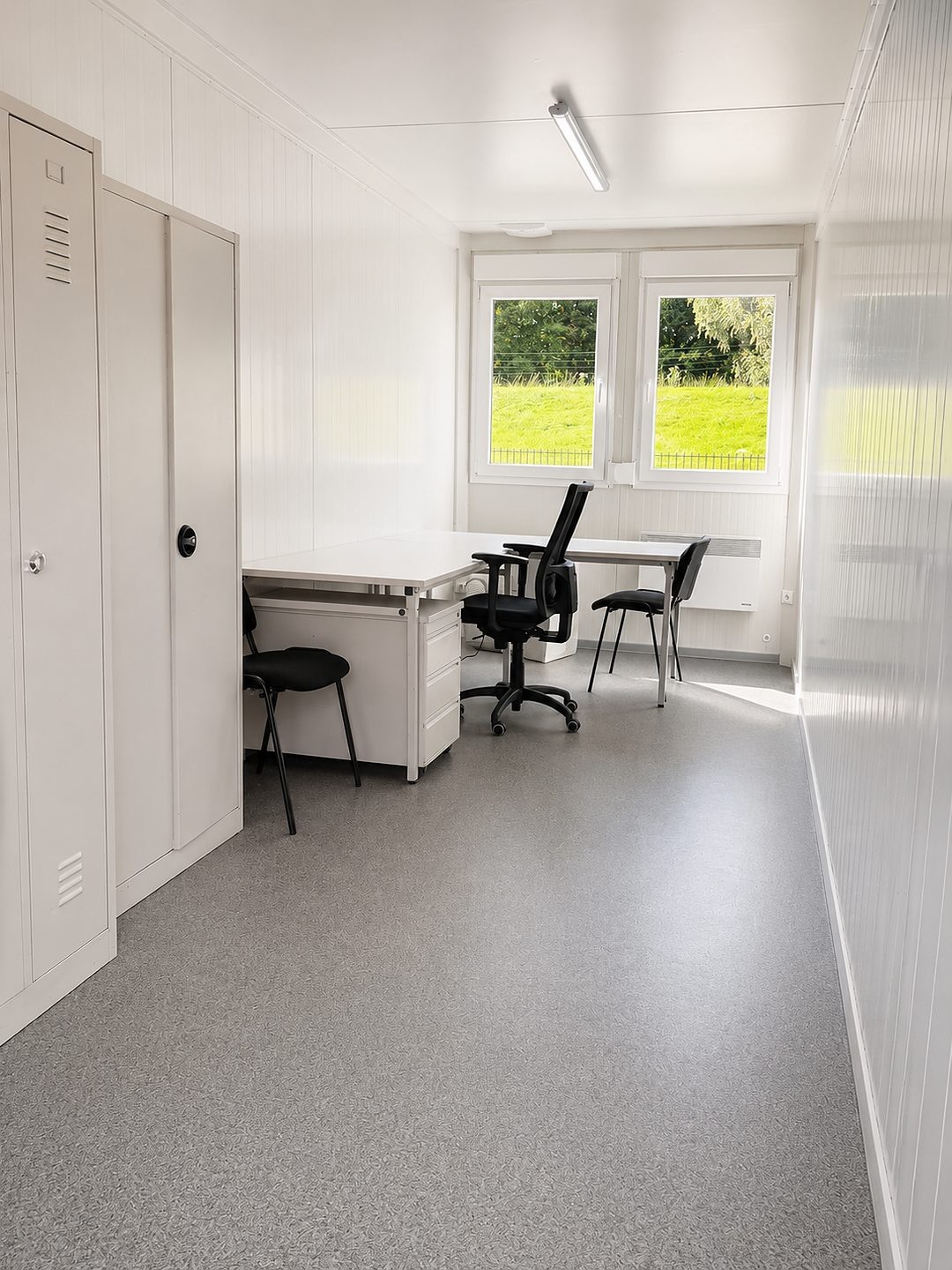 Bürocontainer mit Spinden und Arbeitstisch nach der Reinigung