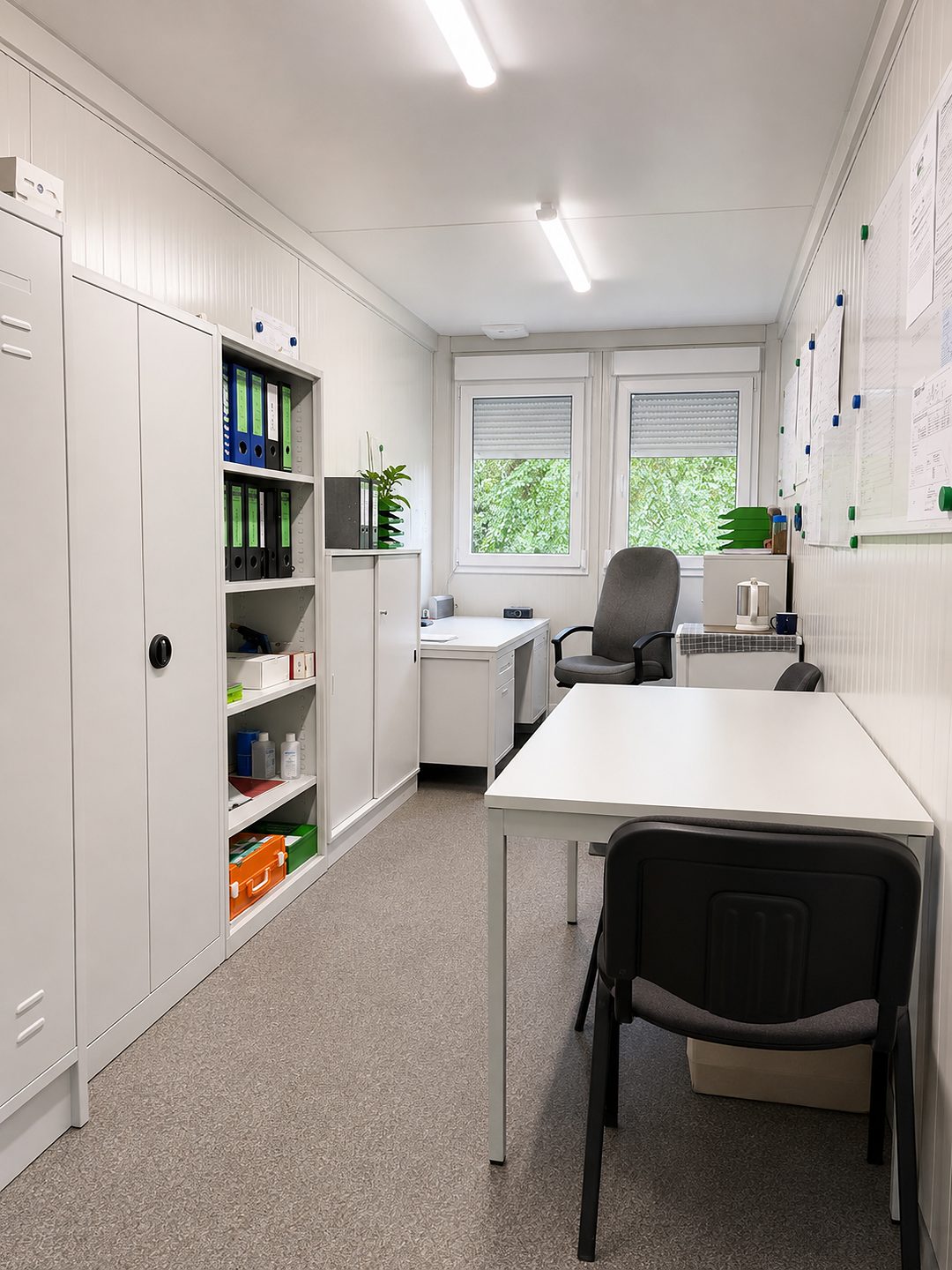 Bürocontainer mit Regal, Ordnern und Whiteboard