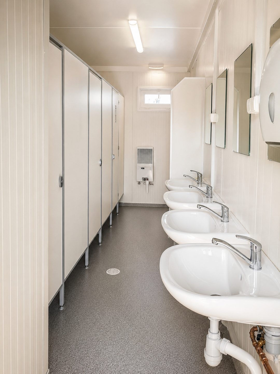 Sanitärcontainer mit Waschtischreihe und WC-Kabinen