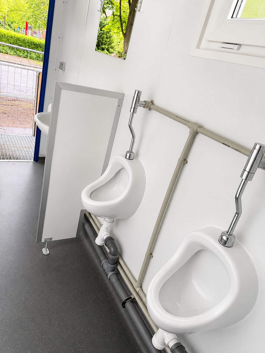 Gereinigte Urinale im Sanitärcontainer