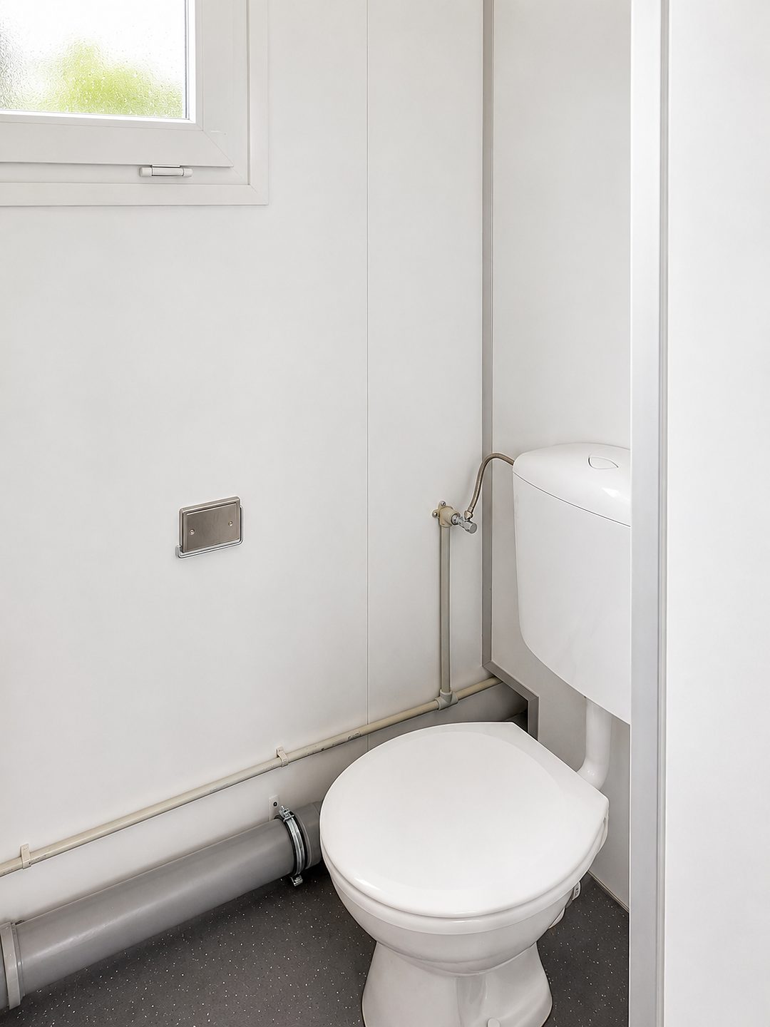 Gereinigtes WC im Sanitärcontainer