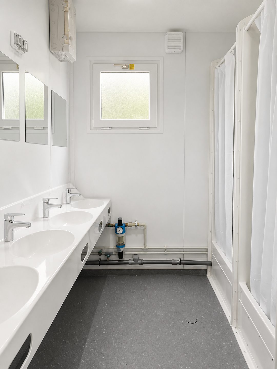 Doppelwaschtisch mit Duschbereich im Sanitärcontainer