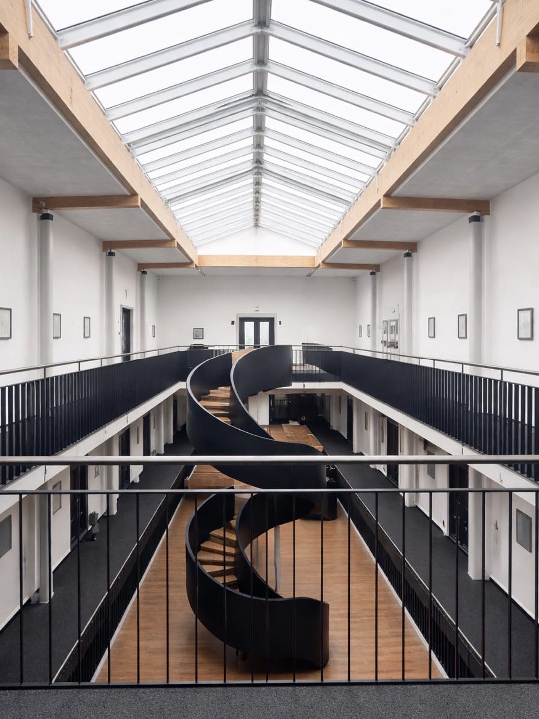 Atrium mit schwarzer Wendeltreppe und Oberlicht in einem Gewerbeobjekt in Hamburg-Rahlstedt