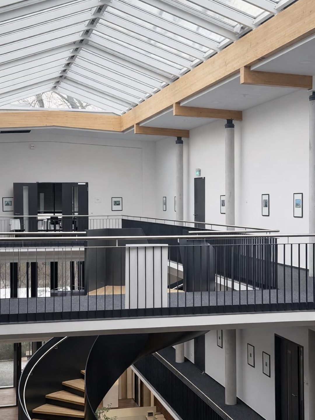 Blick über die Galerieebene des Atriums mit umlaufendem Geländer
