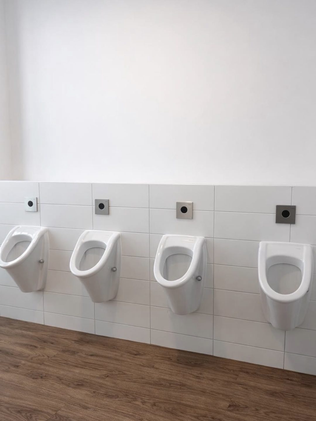 Gereinigte Urinale im Sanitärbereich des Gewerbeobjekts