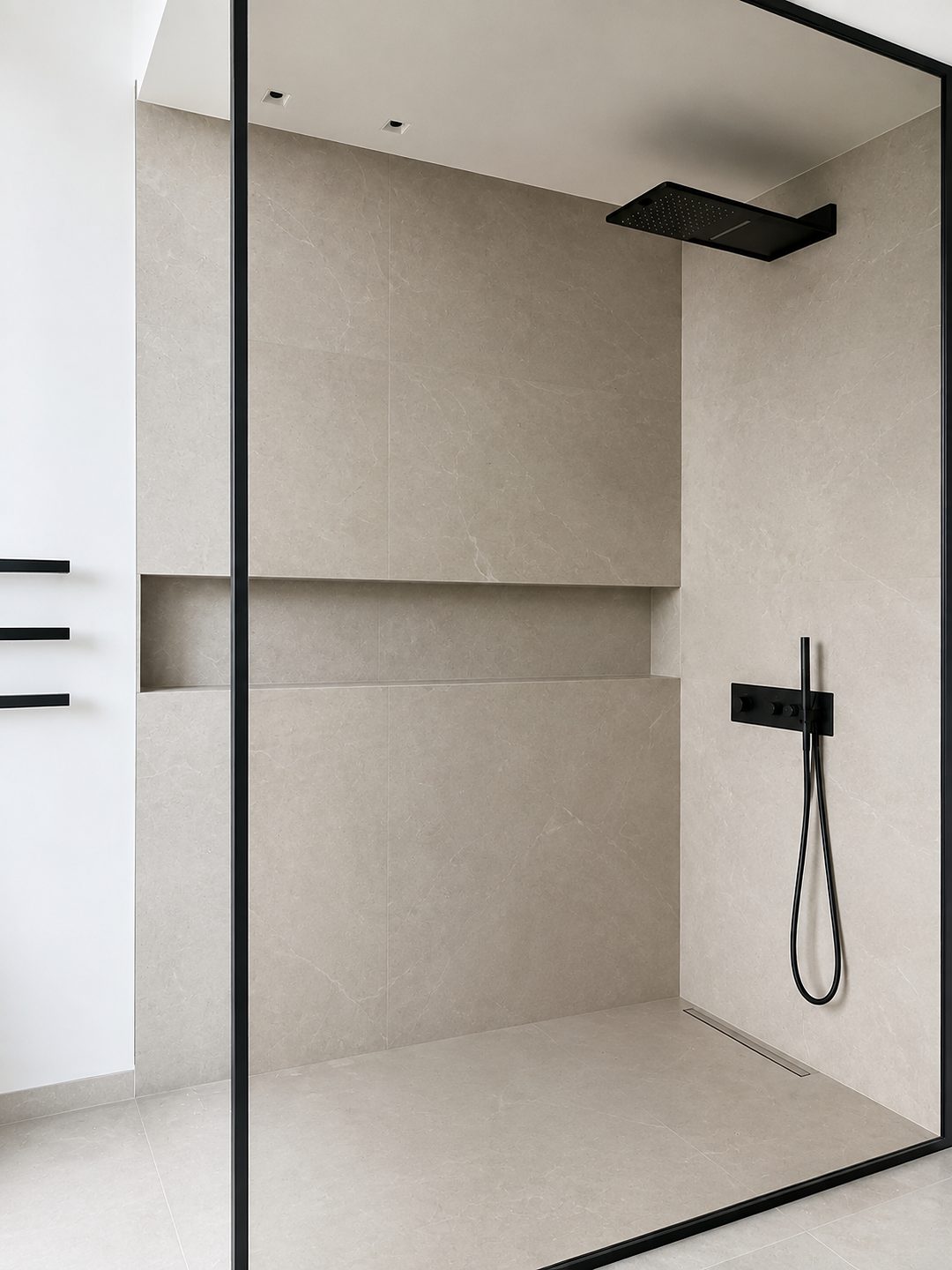 Begehbare Dusche mit beigefarbenen Fliesen im Badezimmer