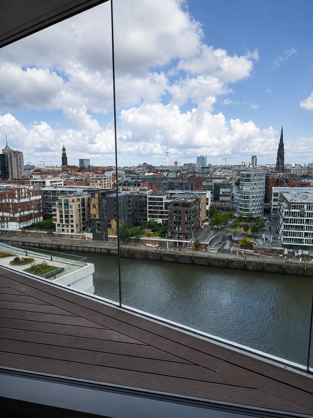 Balkon mit Blick auf den Hamburger Hafen