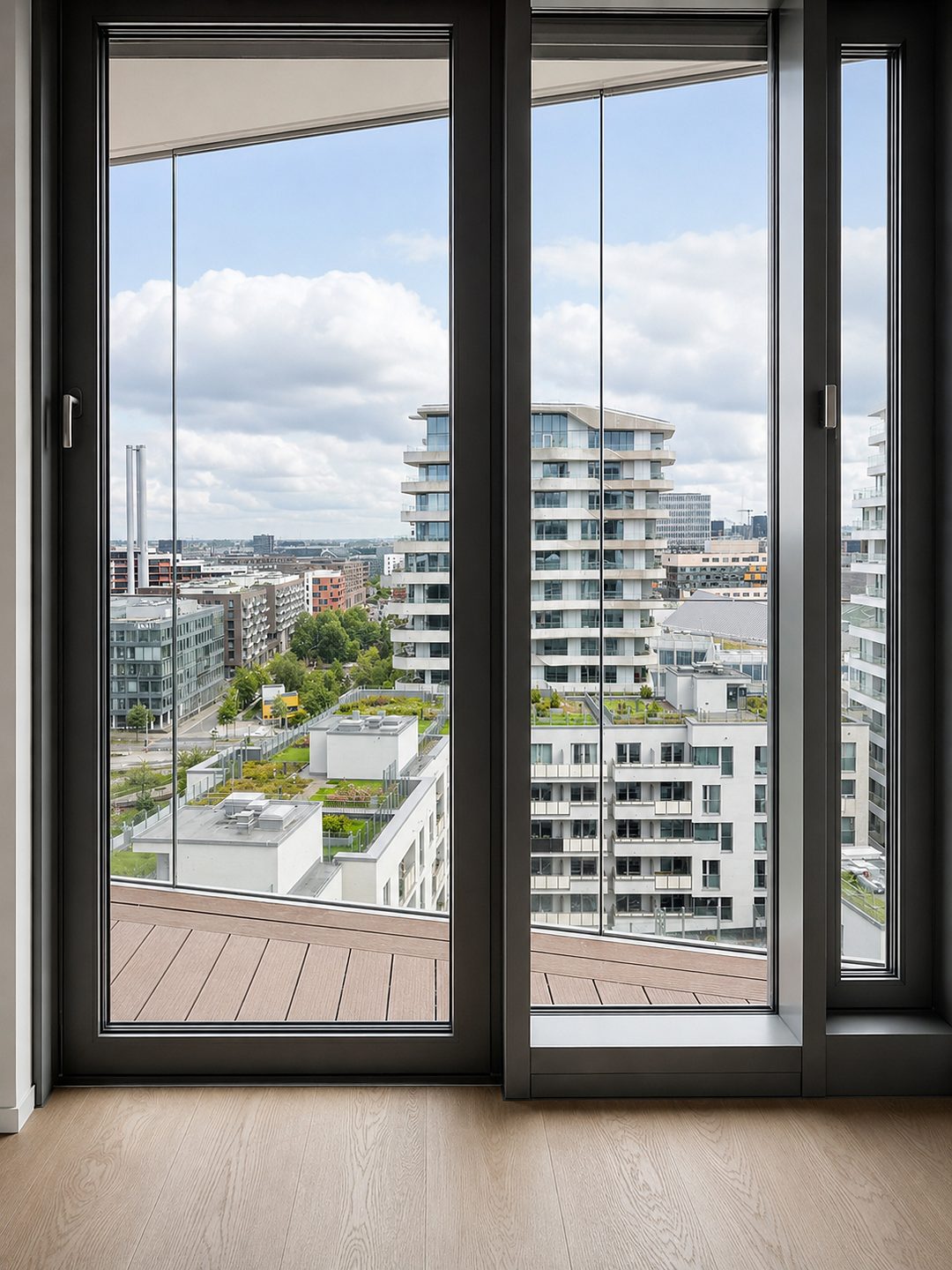 Bodentiefe Balkontür mit Blick auf die Skyline der HafenCity