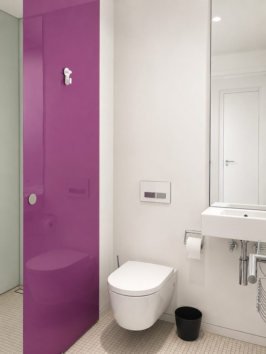Gäste-WC mit magentafarbener Wand nach der Unterhaltsreinigung