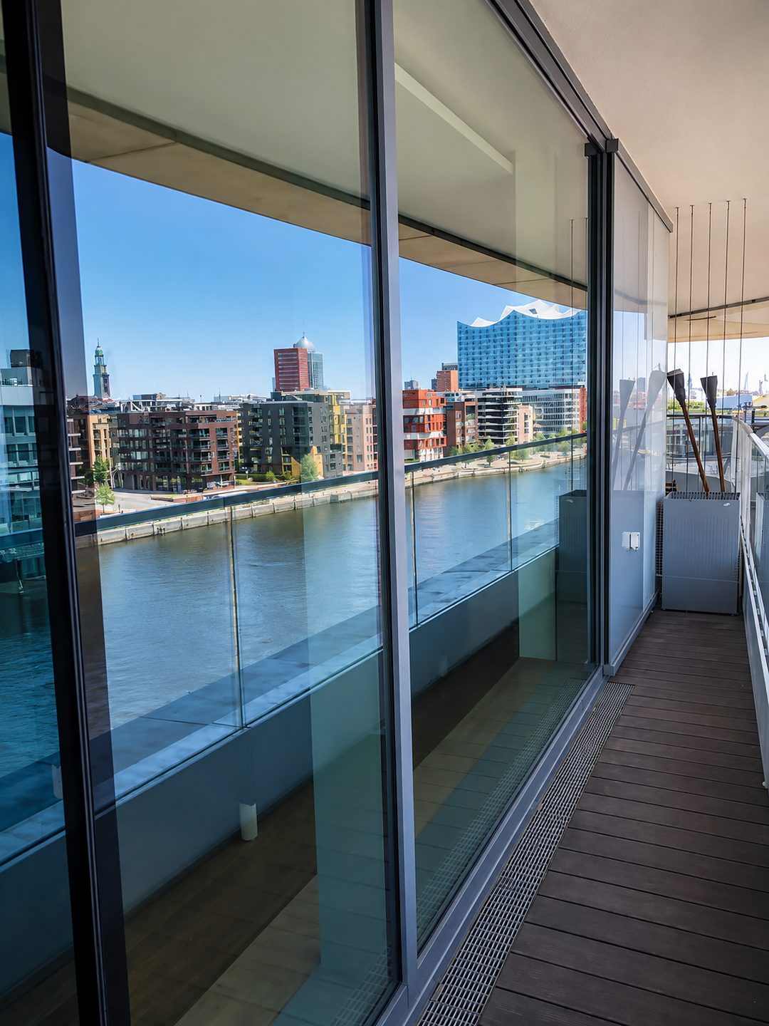 Gereinigte Fensterfront mit Blick auf die Skyline