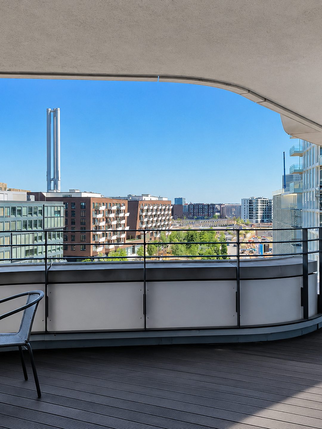 Balkon mit Stuhl und Blick auf die Skyline der HafenCity